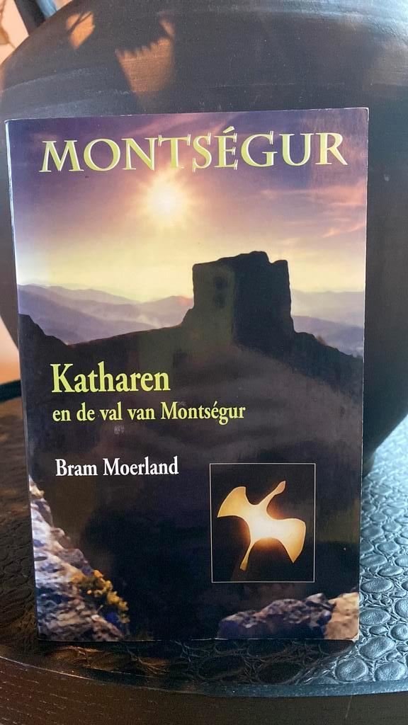 B. Moerland - Katharen en de val van Montsegur, Boeken, Filosofie, Zo goed als nieuw, Ophalen of Verzenden