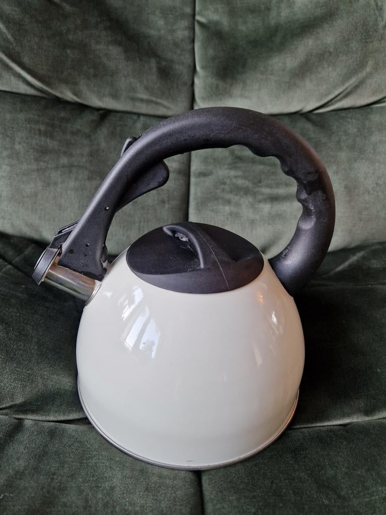 Witte fluitketel met zwarte handgreep, Ophalen, Zo goed als nieuw