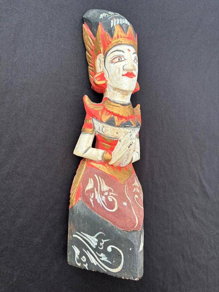 Indonesisch houtsnijwerk Balinese vrouw polychroom hout, Antiek en Kunst, Kunst | Beelden en Houtsnijwerken, Ophalen of Verzenden