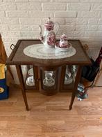Antiek vitrinekastje met rood-wit Engels servies., Ophalen