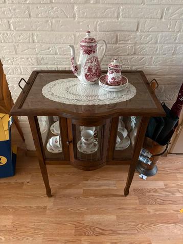 Antiek vitrinekastje met rood-wit Engels servies. beschikbaar voor biedingen