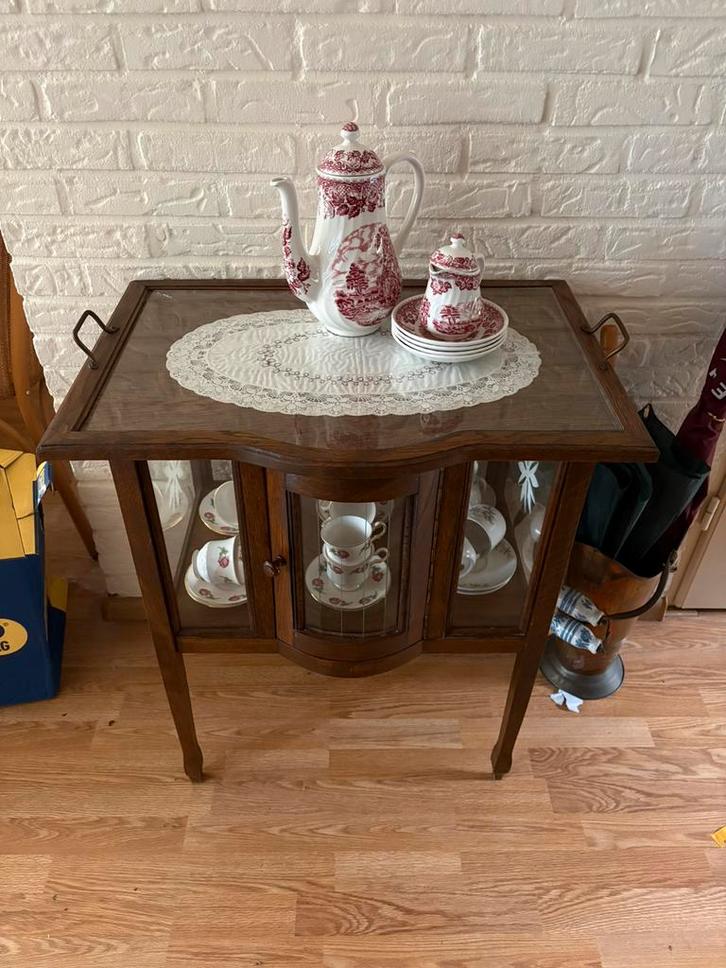 Antiek vitrinekastje met rood-wit Engels servies., Antiek en Kunst, Antiek | Meubels | Tafels, Ophalen