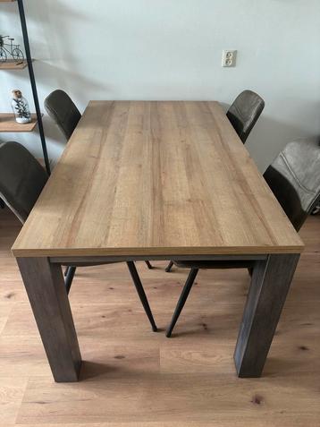 Eetkamertafel Finn beschikbaar voor biedingen