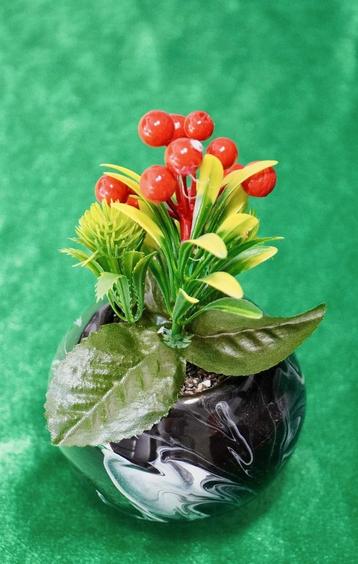 Kunstplantje in pot beschikbaar voor biedingen