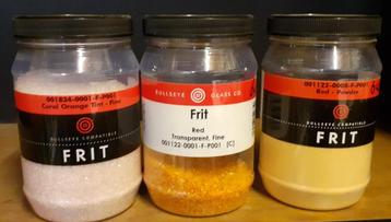 Bullseye glas rood en oranje fritten in transparant glas beschikbaar voor biedingen