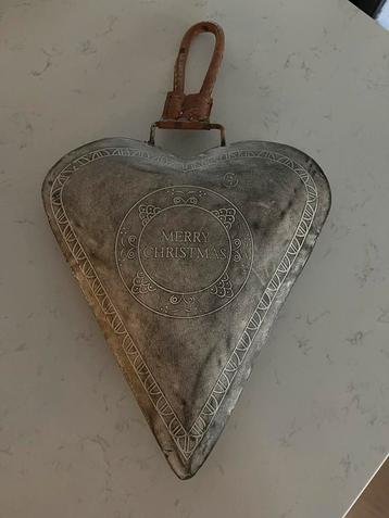 Kerstdecoratie voor op de deur. Prachtig hart met tekst. beschikbaar voor biedingen