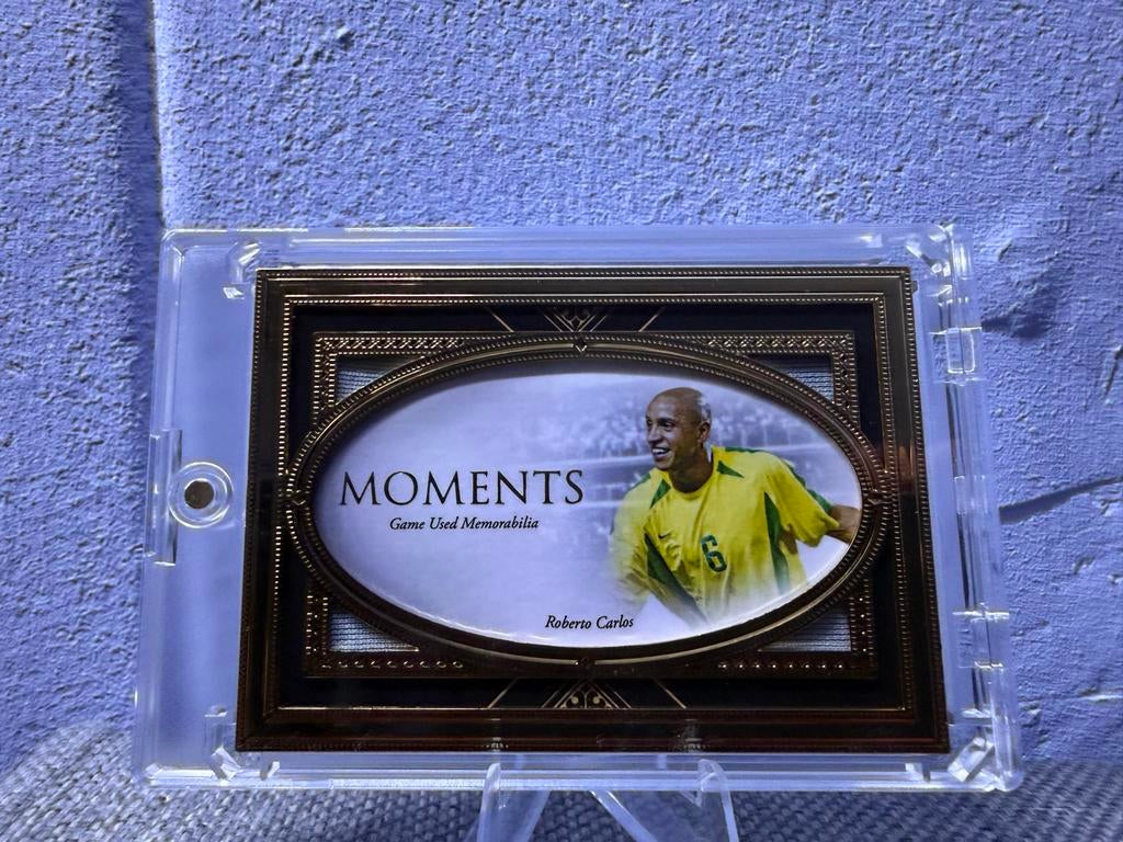 Roberto Carlos Futera Gold Frame 08/12 Shirt Relic, Ophalen of Verzenden, Nieuw, Buitenlandse clubs, Spelerskaart