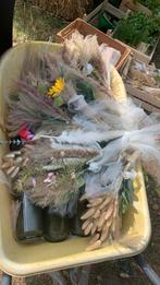 Kruiwagen met droogbloemen., Ophalen of Verzenden, Zo goed als nieuw