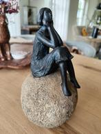Meisje op steen bronzen look, is van resin. Vintage, Ophalen of Verzenden, Zo goed als nieuw