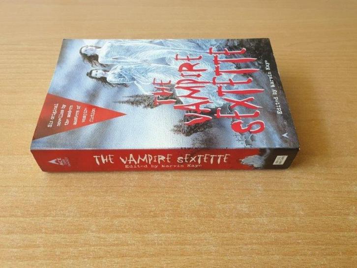 Allerlei - The Vampire Sextette (pocket), Boeken, Fantasy, Gelezen, Ophalen of Verzenden