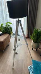 Stallamp driepoot zonder kap, Huis en Inrichting, Lampen | Vloerlampen, Ophalen, Gebruikt, Hout, 100 tot 150 cm