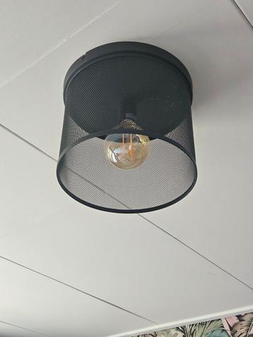 Zwarte metalen plafondlamp beschikbaar voor biedingen