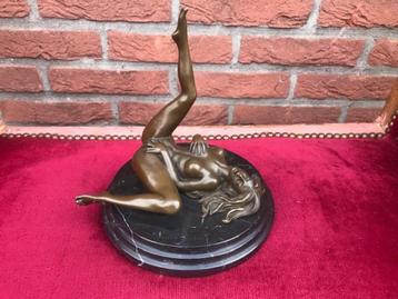 pikant liggend naakt, erotica, brons en marmer beschikbaar voor biedingen