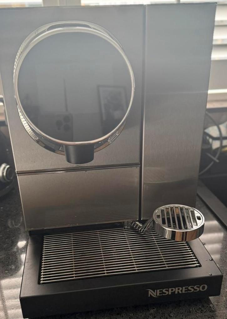 Nespresso Momento Professionele Koffiemachine, Witgoed en Apparatuur, Koffiezetapparaten, Gebruikt, Koffiepads en cups, Koffiemachine
