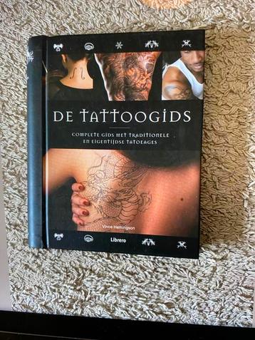 De tattoogids beschikbaar voor biedingen