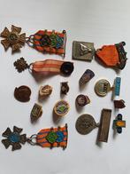 Pins en medailles uit een oude doos, Verzamelen, Speldjes, Pins en Buttons, Ophalen of Verzenden, Zo goed als nieuw, Overige onderwerpen