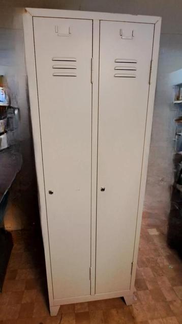 2 deurs metalen lockerkast locker met slot en sleutel  beschikbaar voor biedingen