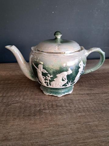 Vintage theepot met relief beschikbaar voor biedingen
