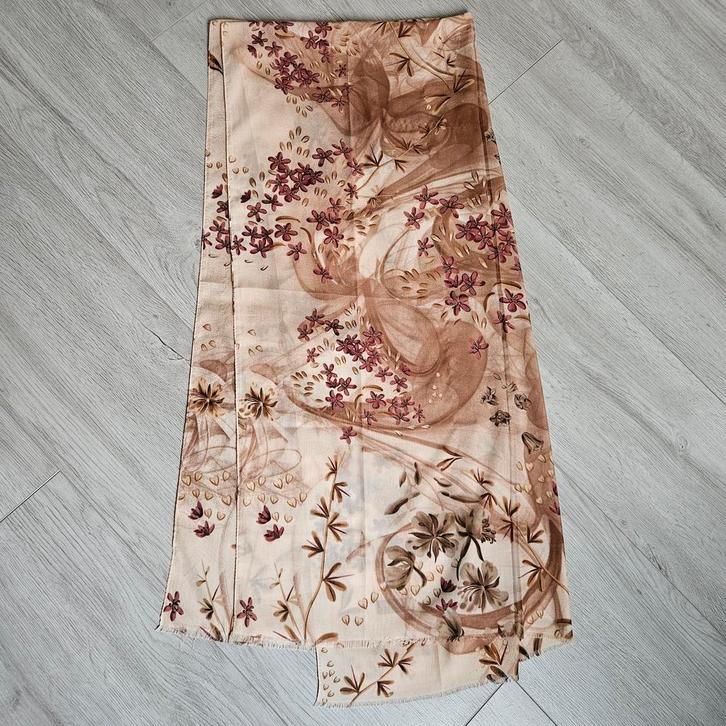 Kastopruiming: Sinem sjaal met bloemenprint, Kleding | Dames, Mutsen, Sjaals en Handschoenen, Zo goed als nieuw, Sjaal, Ophalen of Verzenden