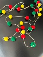 Carnavalsslinger Pompons - Rood, Geel, Groen - 2.70m pompoms, Ophalen of Verzenden, Nieuw, Versiering, Carnaval