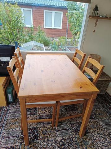 Kleine tafel met 4 stoelen (kussentjes) Jokmokk beschikbaar voor biedingen