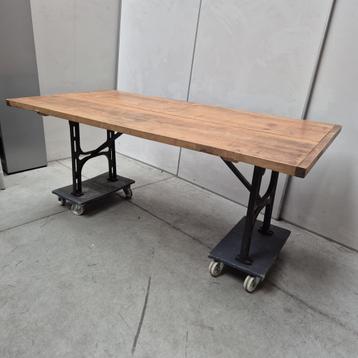 ZWARE vintage massief houten eettafel met gietijzeren poten beschikbaar voor biedingen