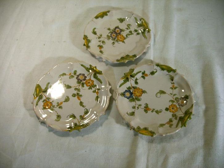 3 antieke bordjes van Italiaanse majolica, Antiek en Kunst, Antiek | Keramiek en Aardewerk, Ophalen of Verzenden