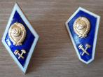 Sovjet-Unie USSR Rusland Badge universitaire afstuderen 2 st, Ophalen of Verzenden, Overige soorten, Overige gebieden, Embleem of Badge