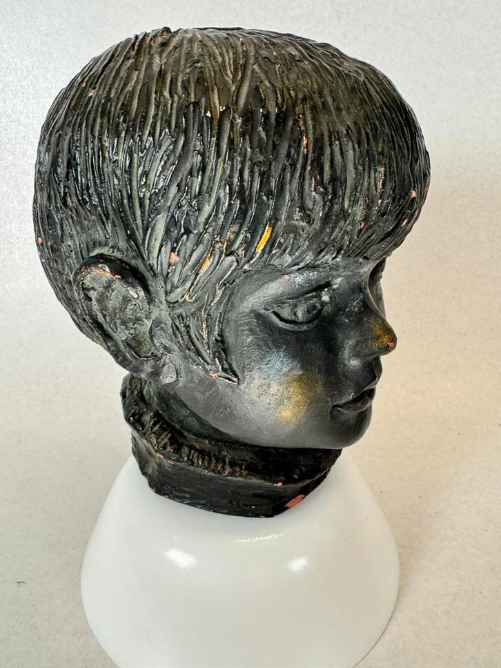 Vintage buste van jongen – gesigneerd J. Riela – 25 euro, Antiek en Kunst, Kunst | Beelden en Houtsnijwerken, Ophalen of Verzenden
