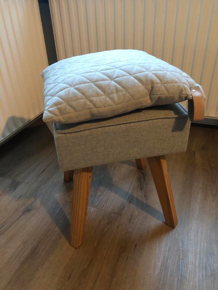 Leuke Kruk / Bijzettafel met kussen grijs, Huis en Inrichting, Stoelen, Gebruikt, Eén, Hout, Stof, Grijs, Ophalen