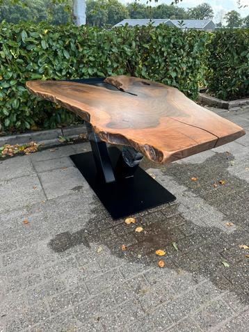 Exclusieve eettafel massief walnoot blad beschikbaar voor biedingen