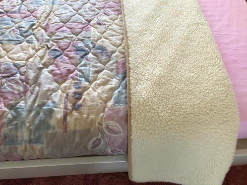 Twee prachtige lamswollen-dekens (140x200cm.) NIEUW!!, Huis en Inrichting, Woonaccessoires | Plaids en Woondekens, Nieuw, Ophalen