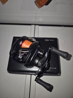 Daiwa 25 Alphas BF TW 8.5 L nieuw, Ophalen of Verzenden, Nieuw, Molen
