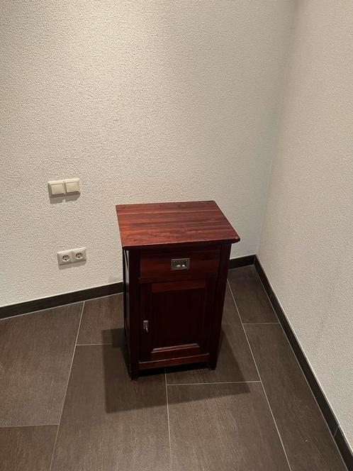 Moet weg! - Set van 2 nachtkastjes – koloniaal stijl, Huis en Inrichting, Slaapkamer | Nachtkastjes, Gebruikt, 55 tot 70 cm, Minder dan 45 cm