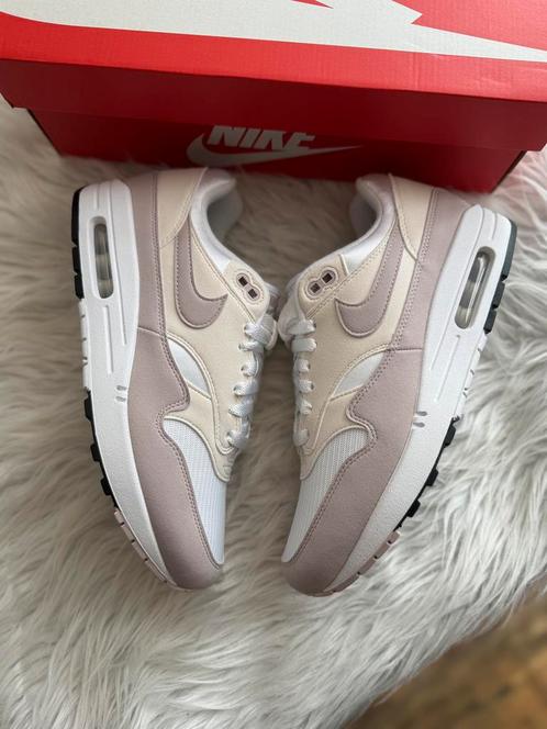 Nike Air Max 1 wit beige 42.5 wmns Nieuw in Doos airmax one, Kleding | Heren, Schoenen, Nieuw, Sneakers of Gympen, Overige kleuren