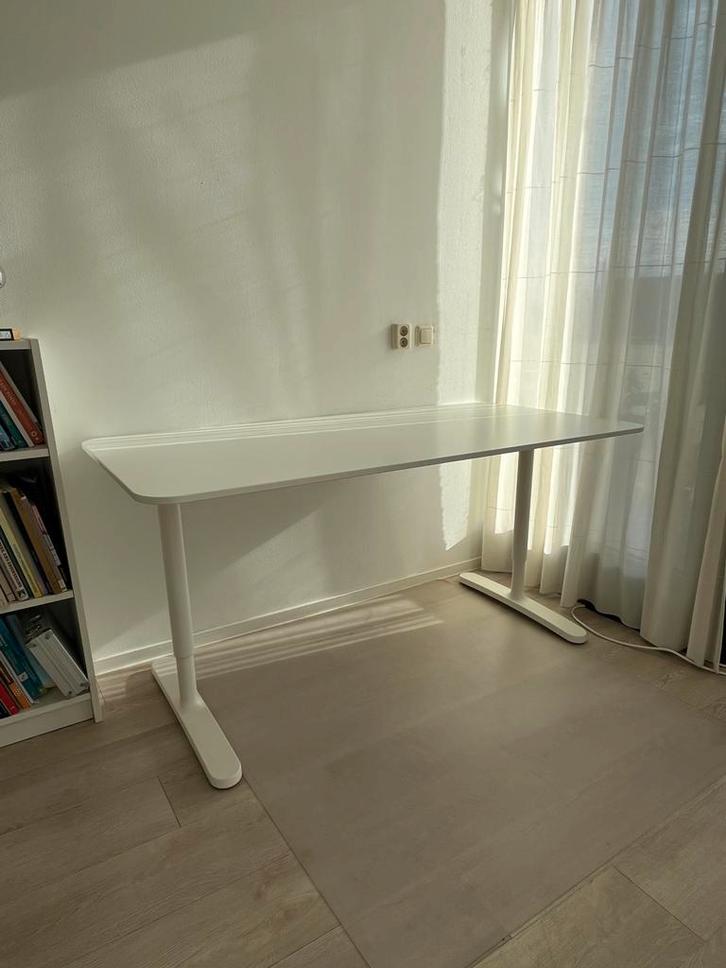 Bureau Ikea - In hoogte verstelbaar, Huis en Inrichting, Bureaus, Zo goed als nieuw, Bureau, In hoogte verstelbaar, Ophalen