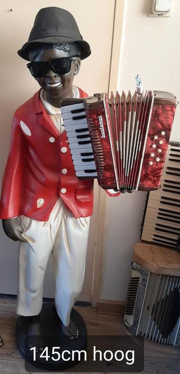 Mancave beeld met playback accordeon beschikbaar voor biedingen