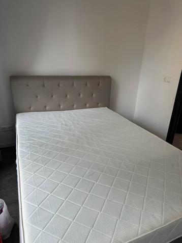 Bed met oplasg beschikbaar voor biedingen
