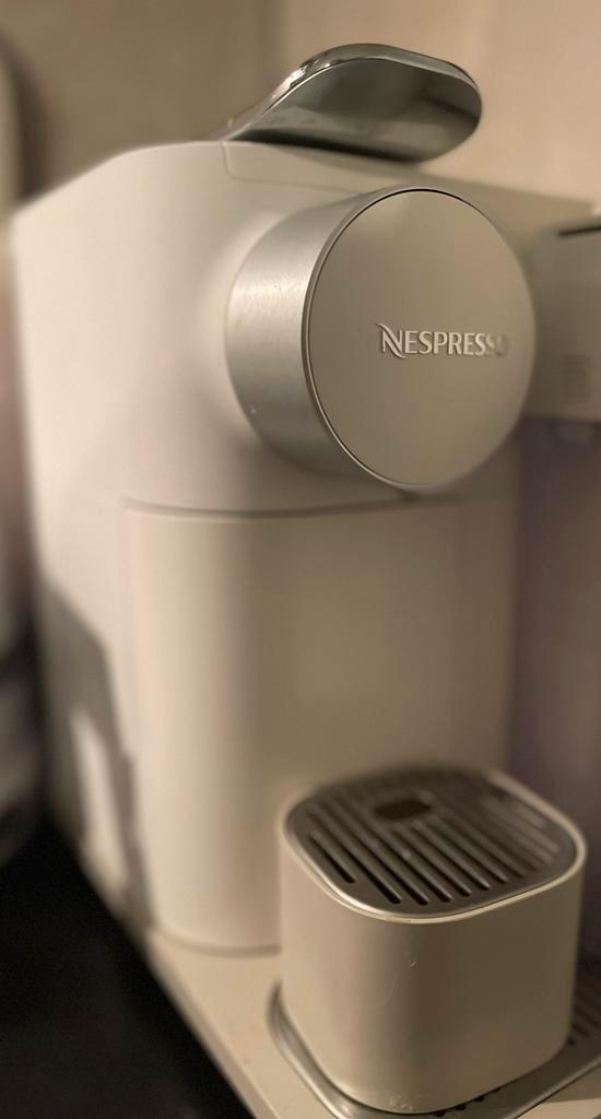 DeLonghi Nespresso Gran Lattissima, Witgoed en Apparatuur, Koffiezetapparaten, Zo goed als nieuw, Koffiepads en cups, Koffiemachine