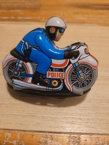 Blikken politie motor + berijder oud made in Korea beschikbaar voor biedingen