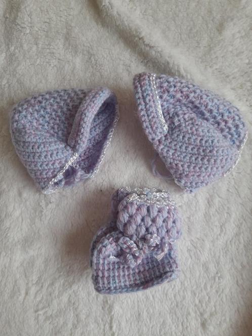 Gehaakte lichtblauw/lila gemêleerd mutsjes met sokjes, nieuw, Kinderen en Baby's, Babykleding | Overige, Nieuw, Jongetje of Meisje