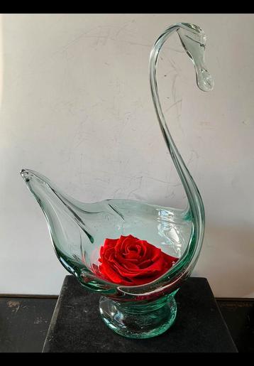 Mooie zwaan van glas (licht groenig glas). Presenteerschaal. beschikbaar voor biedingen