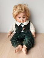 Zittende porseleinen pop, Verzamelen, Poppen, Ophalen of Verzenden, Zo goed als nieuw, Pop