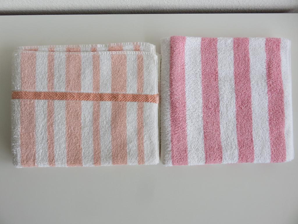 Vintage Wit met roze of zalm gestreepte handdoeken, Ophalen of Verzenden, Gebruikt, Roze, Handdoek