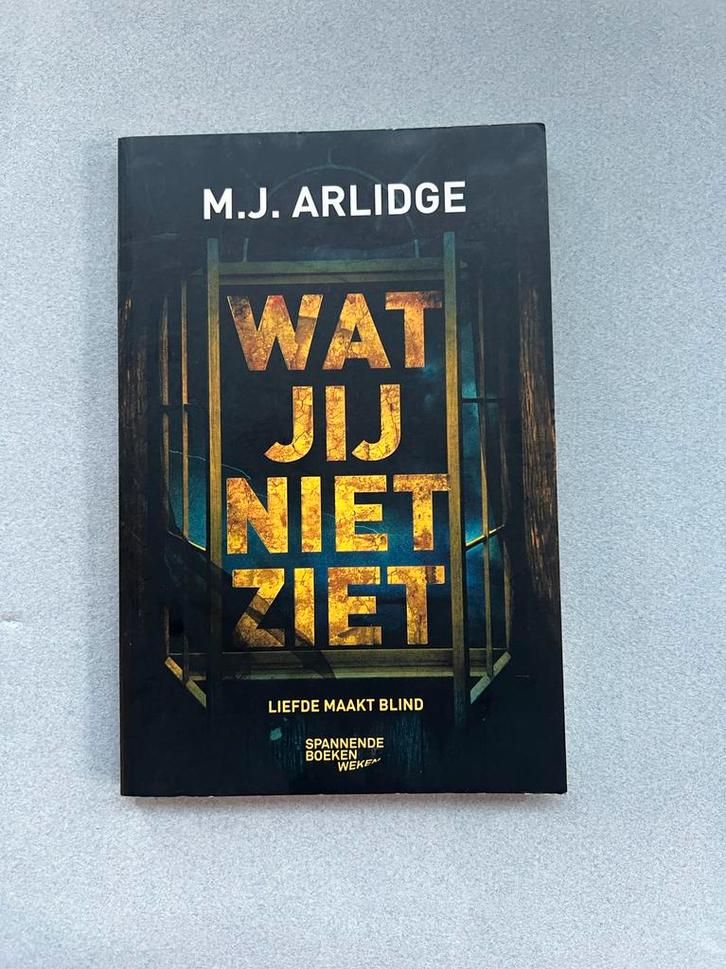 Wat je niet ziet - M.J. Arlidge, Boeken, Detectives, Zo goed als nieuw, Tv-bewerking, Ophalen of Verzenden