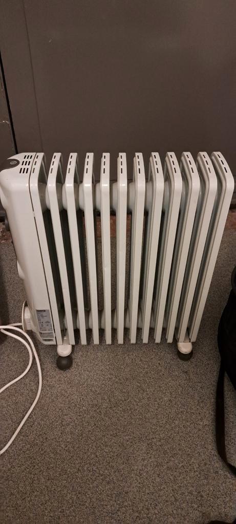 Delonghi electrische olieradiator 2500W + kantelbeveiliging, Doe-het-zelf en Verbouw, Verwarming en Radiatoren, Zo goed als nieuw