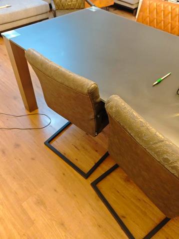 Moderne Glazen Eettafel beschikbaar voor biedingen