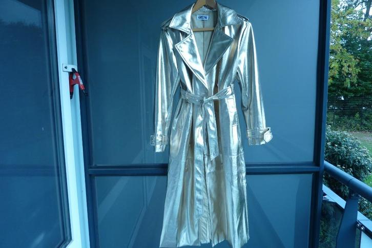Felglimmende goudkleurige trenchcoat maat M. ZGAN 60 euro, Kleding | Dames, Jassen | Zomer, Zo goed als nieuw, Maat 38/40 (M)