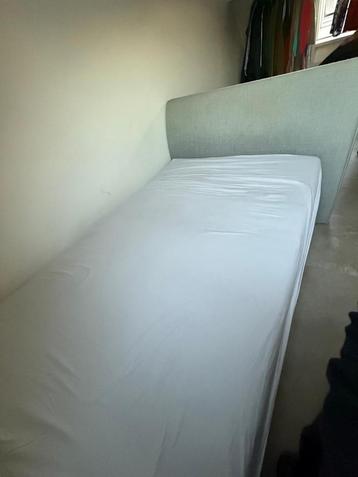 Grijze boxspring 1,40 x 1,95 moet weg! beschikbaar voor biedingen