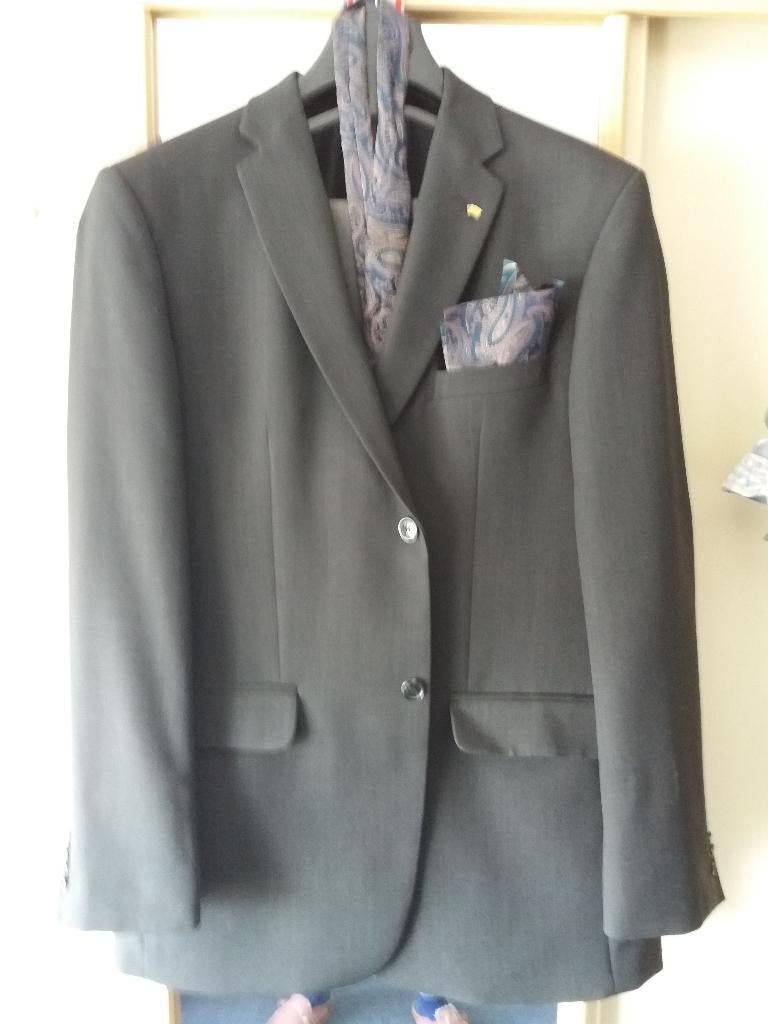 Een mooi 3-delig donker-grijs kostuum met 2 pantalons., Kleding | Heren, Kostuums en Colberts, Zo goed als nieuw, Maat 52/54 (L)